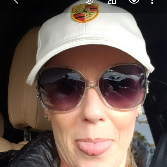 Meet your Posher! - Picture 7 of 8